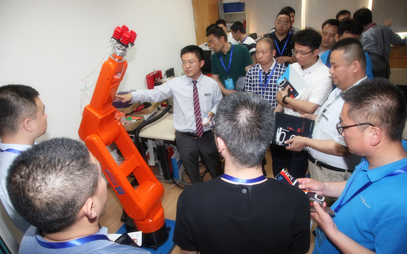 参观现场.jpg 参观现场.jpg